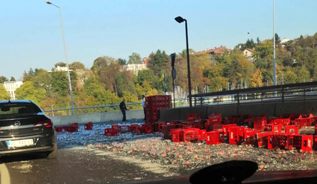 Срча на Мосту на Ади: Попадале гајбе, разбијено на стотине флаша, стакло на све стране, возачи бесни због застоја! (ФОТО)